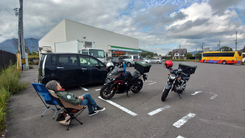 �R���r�j�̒��ԏ�ŐQ��